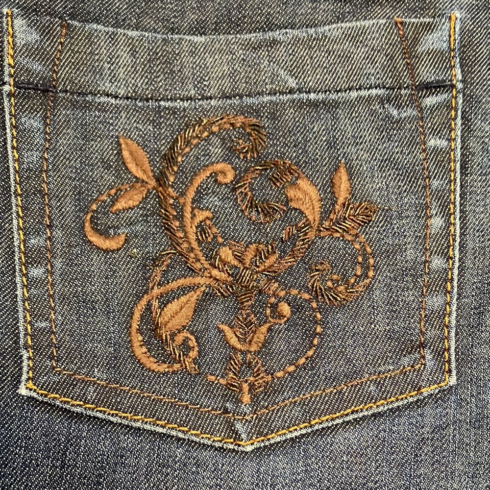 AnnTaylor Curvy Fit women’s jeans 12s. Lindsay waist. Embroidered rear pockets!